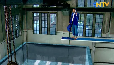 2 Dakikada Bilim (Havuza atlayınca su neden yukarı fışkırır?)