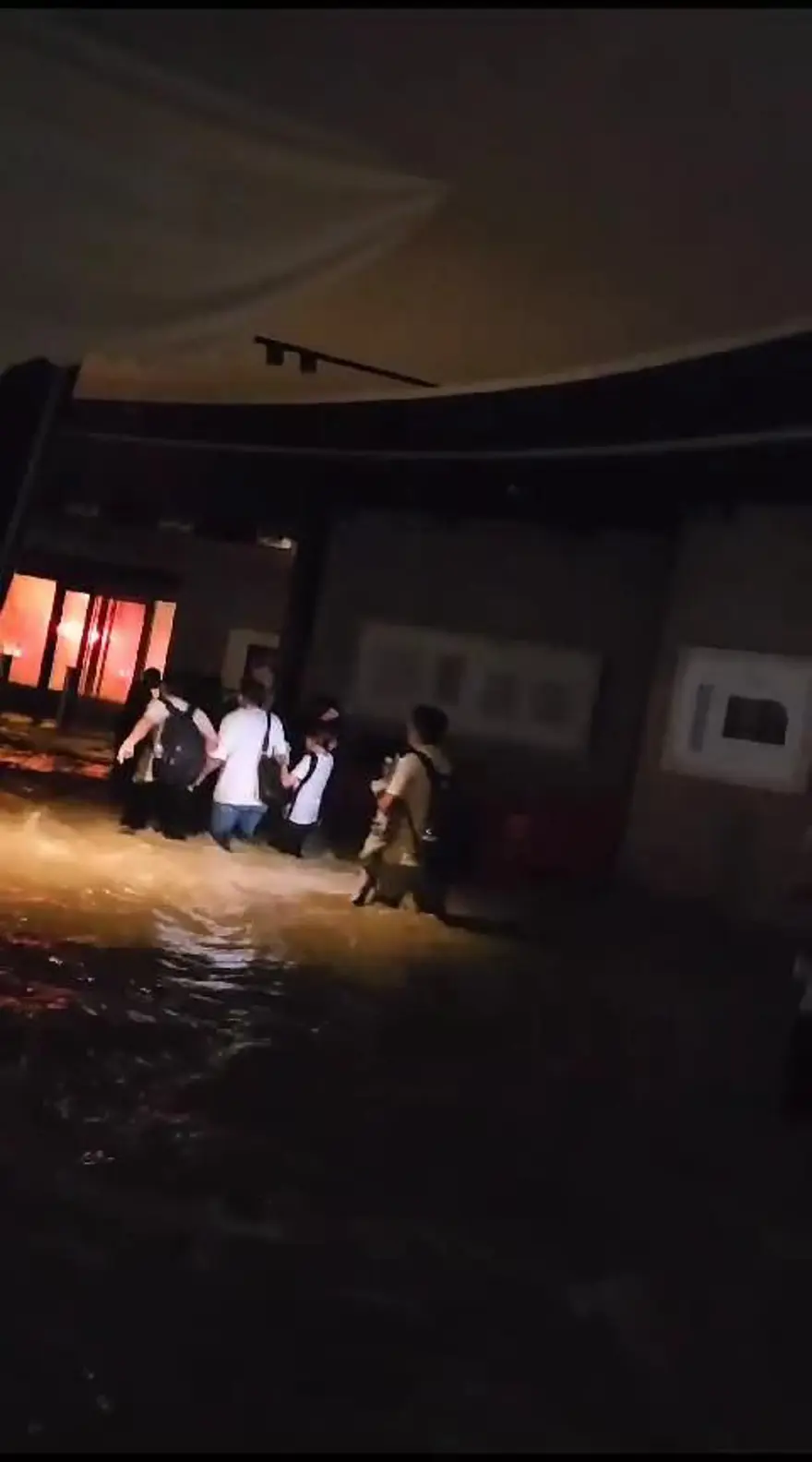 İstanbul'u sağanak vurdu: Ev ve iş yerlerini su bastı, sele kapılan 2 kişi hayatını kaybetti 47