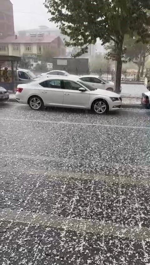 Meteoroloji uyarmıştı: Saniyeler içinde beyaza büründü