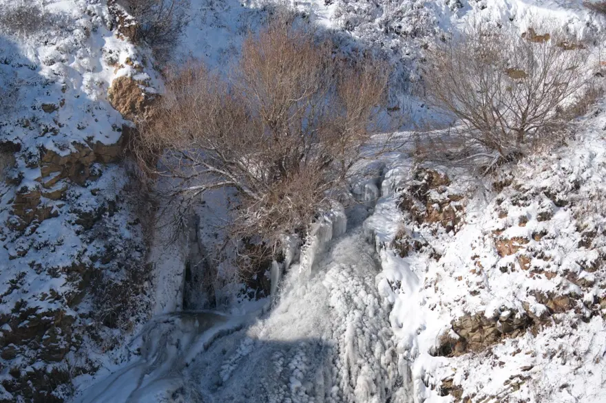 Kars'ta Susuz Şelalesi kısmen dondu 7 Kars'ta Susuz Şelalesi kısmen dondu 7