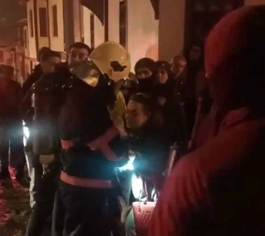 Yangında mahsur kalan kediyi itfaiye ekipleri kurtardı 2 Yangında mahsur kalan kediyi itfaiye ekipleri kurtardı 2