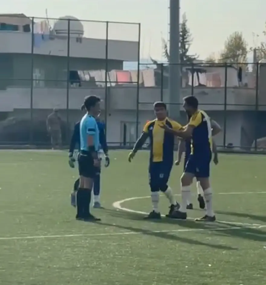 Bitiş düdüğü çaldı saha karıştı: Hakem ve rakip oyunculara saldırıya jandarma müdahale etti 16