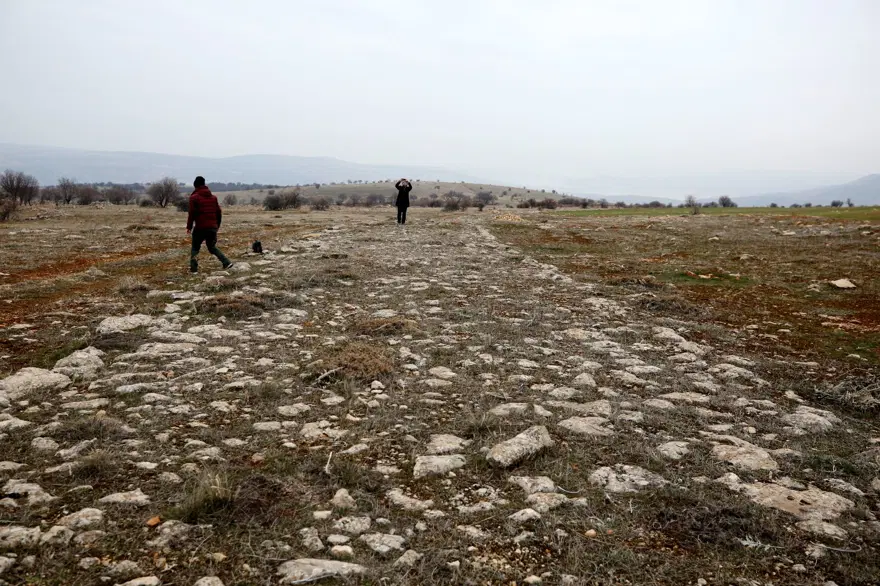 Elazığ'da doğa yürüyüşünde keşfedilen 2 bin yıllık Roma yolu turizme kazandırılacak 2 Elazığ'da doğa yürüyüşünde keşfedilen 2 bin yıllık Roma yolu turizme kazandırılacak 2