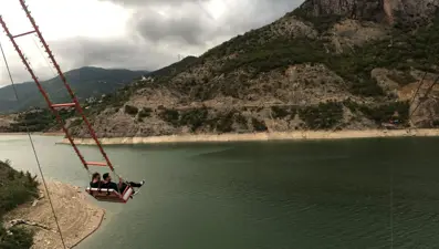 Borçka Baraj Gölü kıyısındaki dev salıncak adrenalin tutkunlarının ilgi odağı oldu