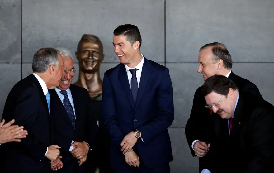 Ronaldo'nun heykeli sosyal medyanın diline düştü 1