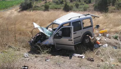 Hafif ticari araç elektrik direğine çarptı