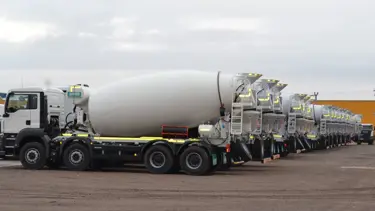 Mersin'de beton mikseri devrildi: Sürücü yaralandı