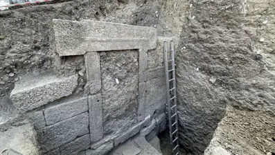 Alexandria Troas'da 2 bin 200 yıllık çarşının iki kapısına ulaşıldı