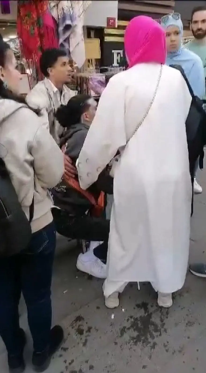 Fatih'te turistlerin dehşet anları: Ayağına bastı diye iki gün sonra bıçakladı 5 Fatih'te turistlerin dehşet anları: Ayağına bastı diye iki gün sonra bıçakladı 5