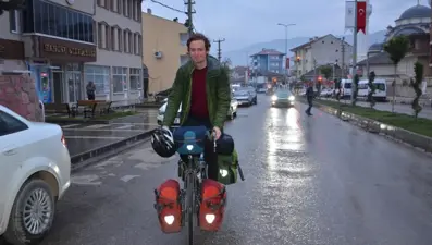 Hindistan'daki eşinin yanına gitmek için 5 buçuk aydır pedal çeviriyor