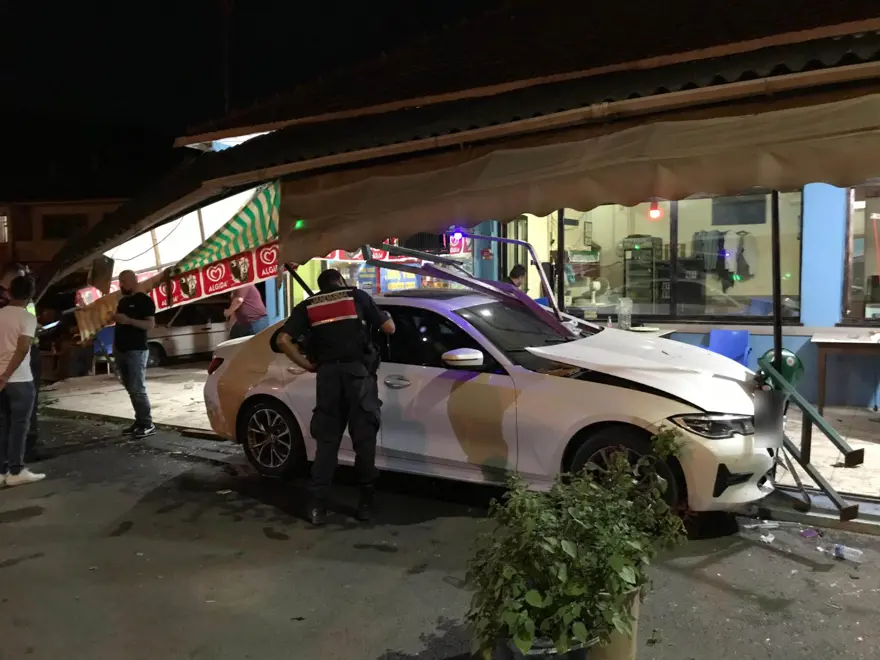 Kontrolden çıkan otomobil kahvehaneye daldı! Facianın eşiğinden dönüldü 3 Kontrolden çıkan otomobil kahvehaneye daldı! Facianın eşiğinden dönüldü 3