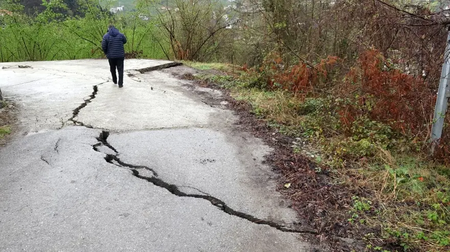 Yolda derin çatlaklar oluştu: Endişelendiren görüntü 4