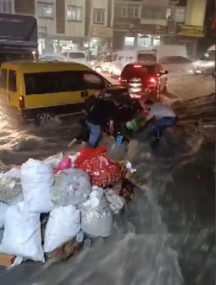 İstanbul'u sağanak vurdu: Ev ve iş yerlerini su bastı, sele kapılan 2 kişi hayatını kaybetti 45