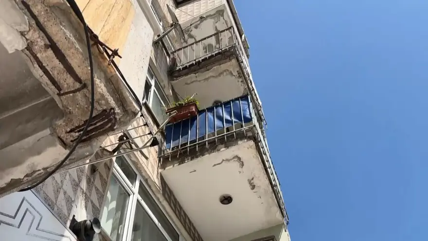 Karacaahmet Mezarlığı manzaralımezar apartmanlar: Yaşayanlar da endişeli, altından geçenler de 1