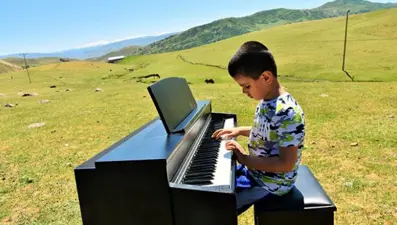 Görme engelli Bager, ilk piyano konserini köyünde verdi