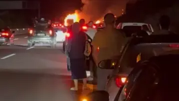 Seyir halindeki TIR alev alev yandı