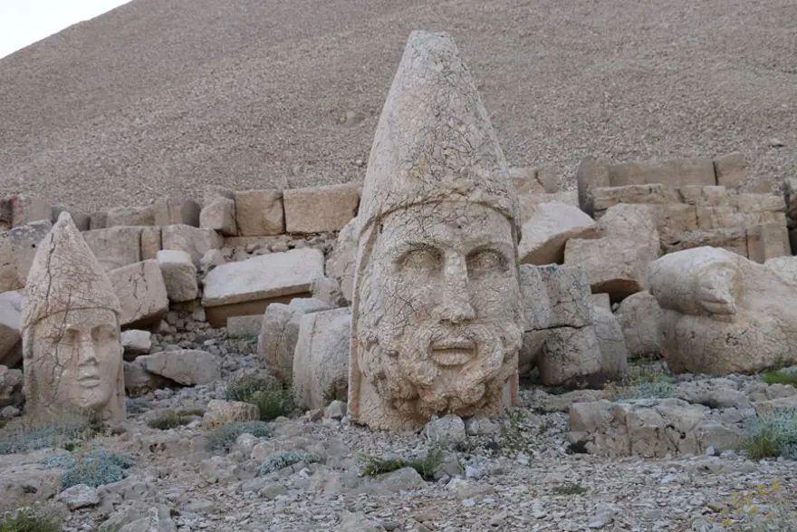 nemrut dağı, nemrut heykelleri, nemrut heykelleri nerede, nemrut dağı milli parkı, güneşin doğuşunun ve batışının en güzel olduğu yerler, adıyaman gezilecek yerler, seyahat, gezi, tatil 12