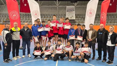 Erzincanlı badmintoncular Bayburt’ta grup birincisi oldu