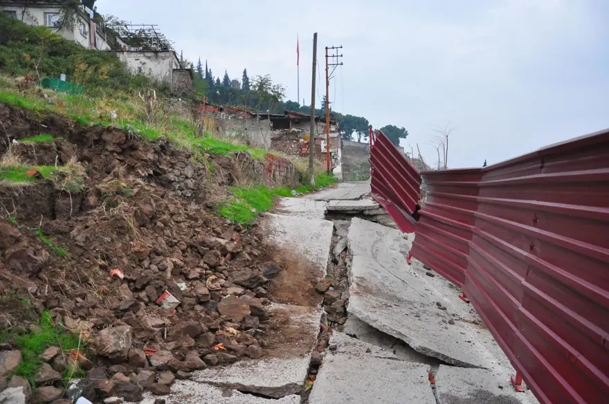 Temel kazısı heyelana neden oldu | Bir mahalle korku içindeyaşıyor 1