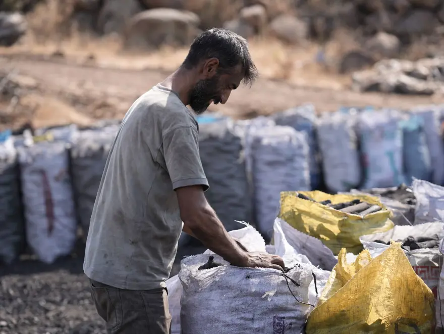 Torakçılardan yaz ortasında 90 derece sıcağın altında mesai: “Sıcakhavadan şikayet edenler gelip bizi görsün” 3 Torakçılardan yaz ortasında 90 derece sıcağın altında mesai: “Sıcakhavadan şikayet edenler gelip bizi görsün” 3