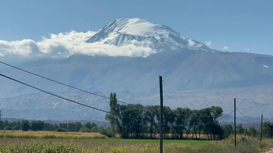 Gece boyunca kar yağdı, Ağrı Dağı'nın zirvesi yeni güne bembeyaz başladı 2 Gece boyunca kar yağdı, Ağrı Dağı'nın zirvesi yeni güne bembeyaz başladı 2