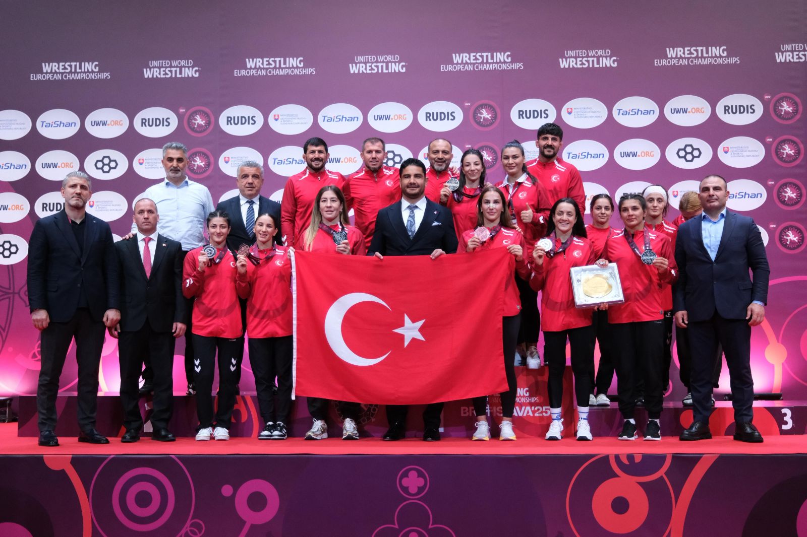 Avrupa Güreş Şampiyonası'nda kadınlarda tarihi başarı