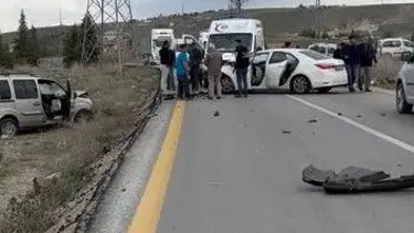 Ankara'da karşı yönlerden gelen iki araç çarpıştı: 5 yaralı