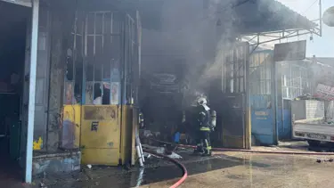 Oto kilit tamirci dükkanında yangın: Otomobil yandı