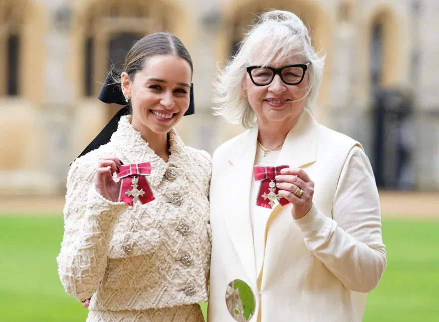 Game of Thrones yıldızı Emilia Clarke'a İmparatorluk Nişanı 1 Game of Thrones yıldızı Emilia Clarke'a İmparatorluk Nişanı 1