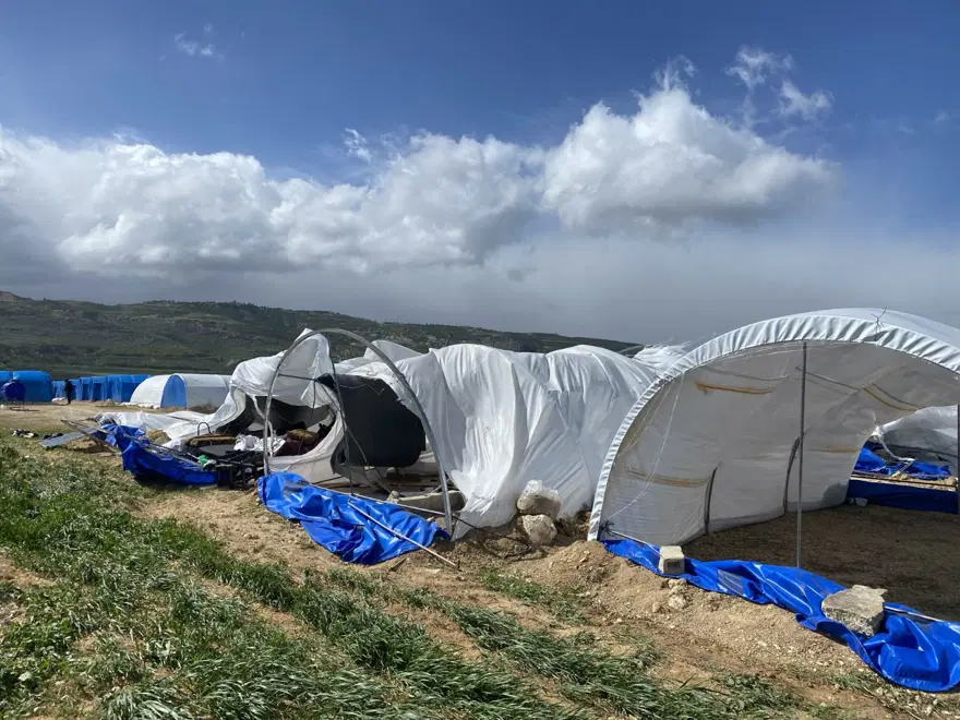 Suriye'nin İdlib kentinde fırtına: Onlarca sığınmacı çadırı uçtu 2 Suriye'nin İdlib kentinde fırtına: Onlarca sığınmacı çadırı uçtu 2