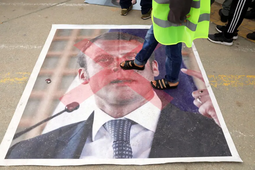 Sarı yelekliler, gösterilerin 24. haftasında sokaklarda 3 Sarı yelekliler, gösterilerin 24. haftasında sokaklarda 3