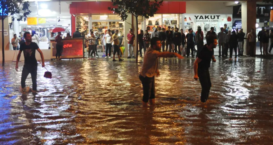 Denizli'de yağış hayatı olumsuz etkiledi 8