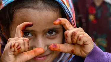 Afgan kız çocukları Taliban'a rağmen öğrenmenin yeni yollarını buluyor