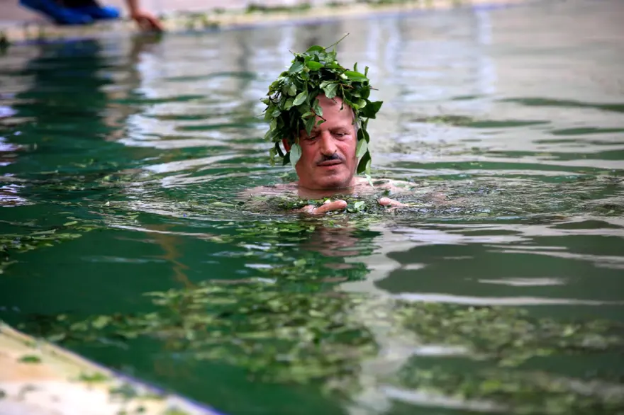 Termal havuzda yeşil çay banyosu 11