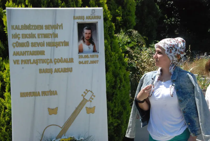 Şarkıcı Barış Akarsu 42'nci doğum gününde anıldı 3