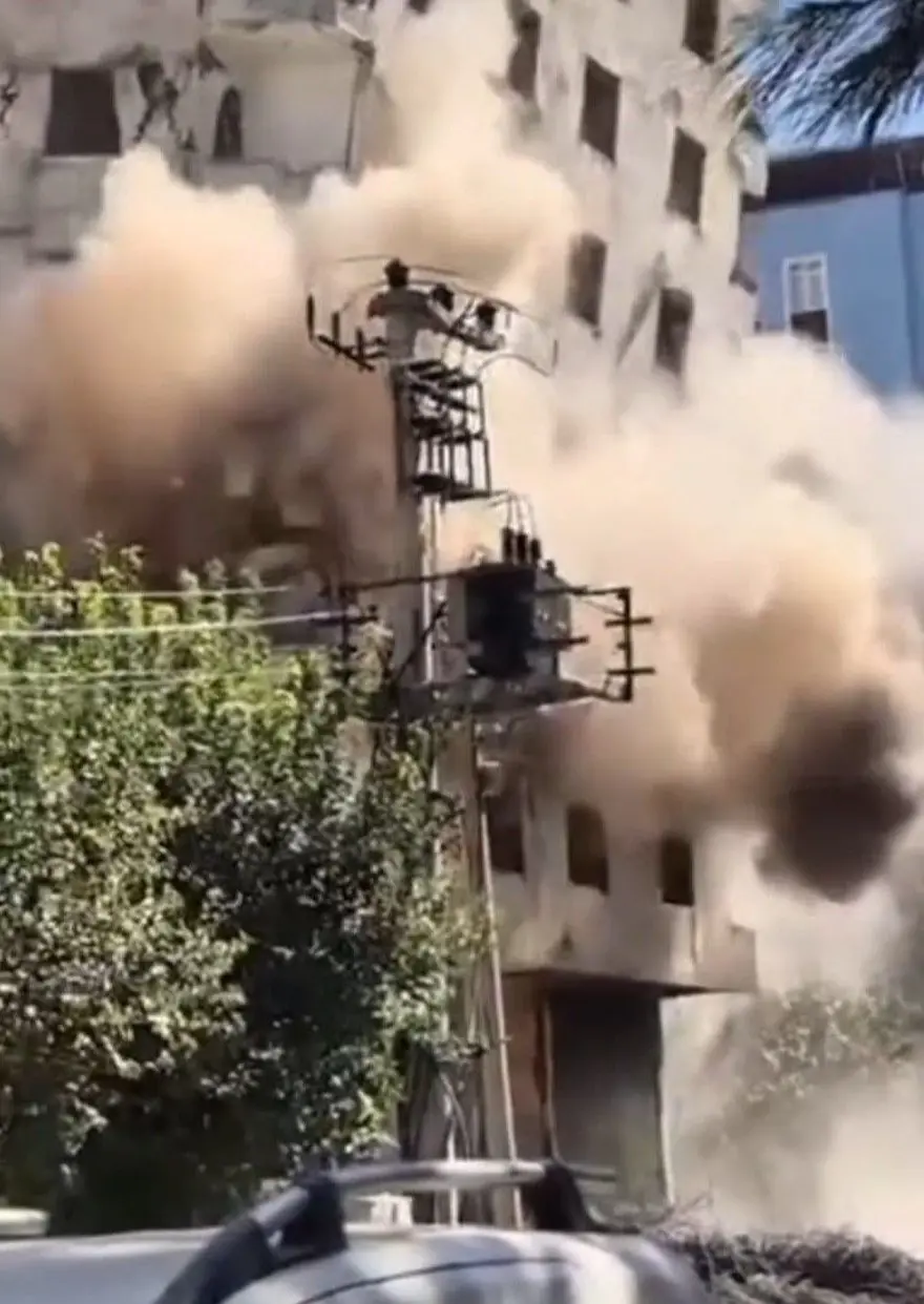 Ağır hasarlı bina yıkım sırasında çöktü 4