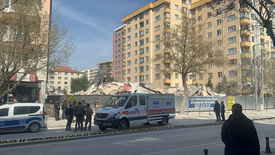 6 katlı bina yıkım sırasında çöktü 3