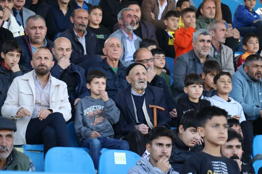 85'lik Selahattin dedenin futbol tutkusu: Kulübün en yaşlı taraftarı, her maça gidiyor 2