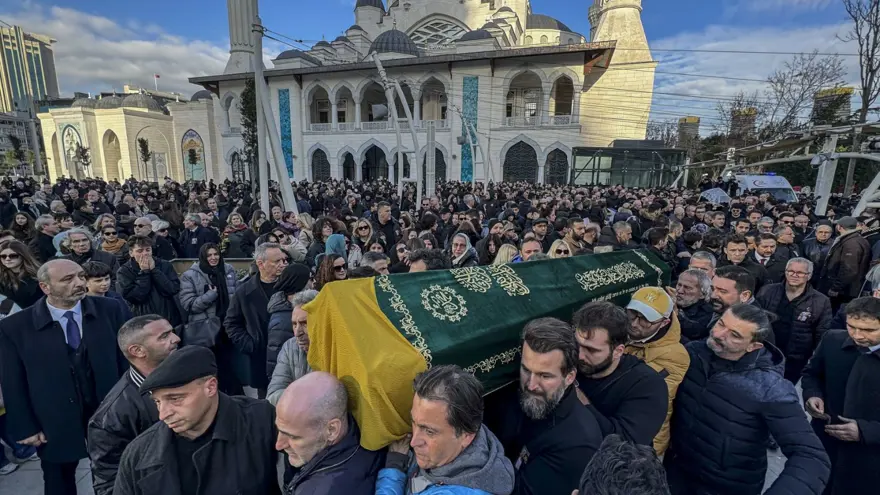 Kartalkaya yangın faciası: Vücudundaki kırıklara aldırmadı, eşi ve 2 çocuğunu son yolculuklarına uğurladı 6