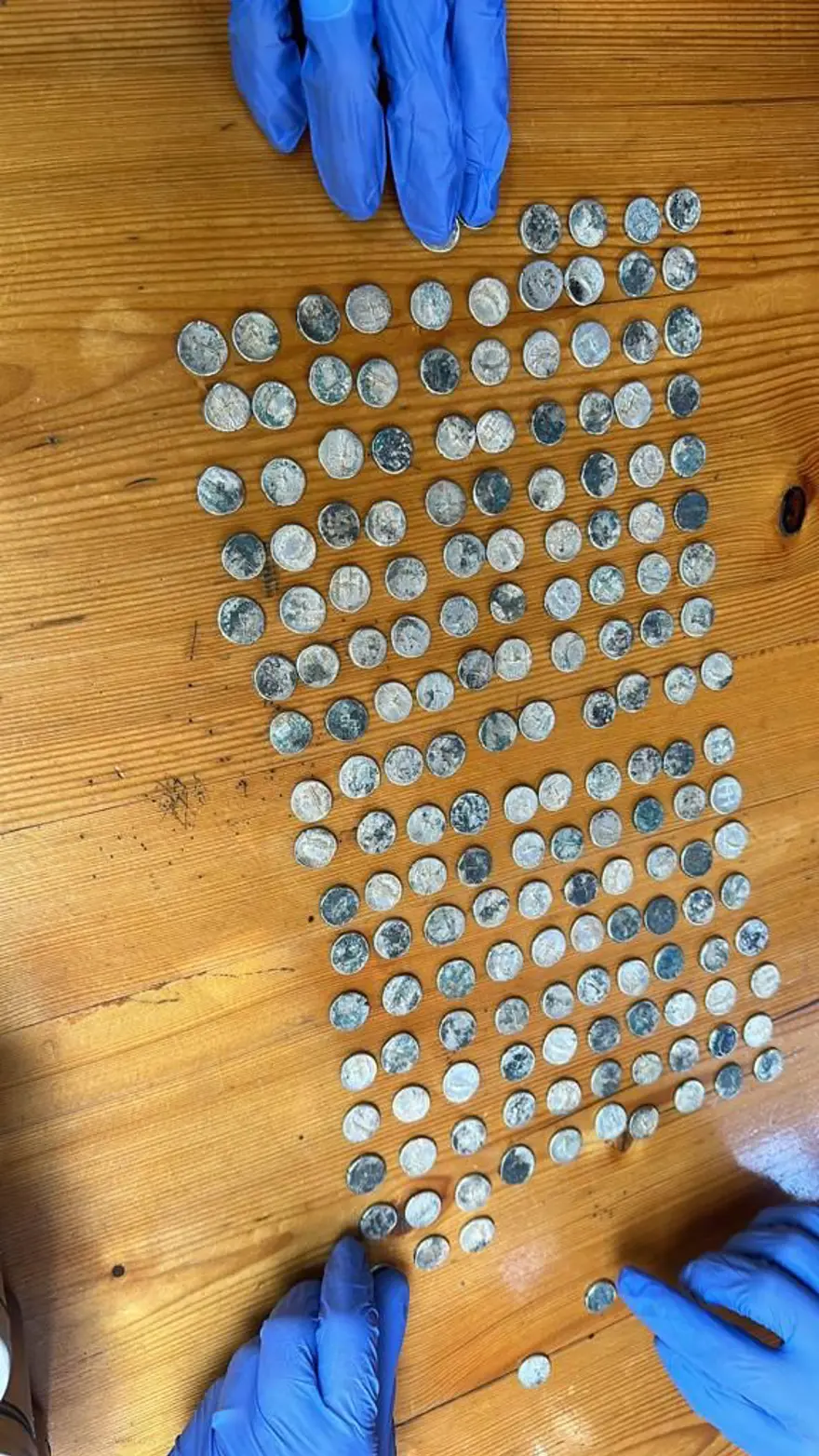 İstanbul'da İncil ve Tevrat ile çok sayıda sikke ele geçirildi 7 İstanbul'da İncil ve Tevrat ile çok sayıda sikke ele geçirildi 7