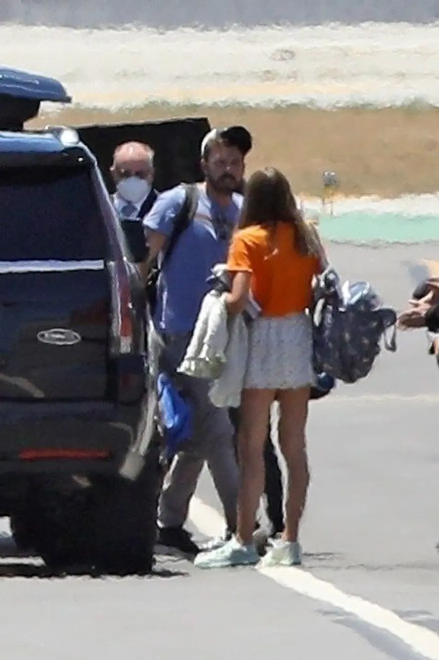 Ben Affleck ile Ana de Armas'dan özel jetle tatile çıktı 5