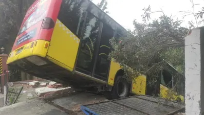 Üsküdar'da İETT otobüsü kaza yaptı