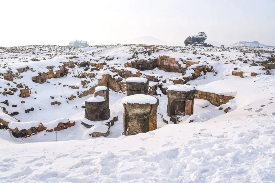 Beyaza bürünen Ani Antik Kenti masalsı güzelliğiyle yerli ve yabancı turistleri ağırlıyor 16 Beyaza bürünen Ani Antik Kenti masalsı güzelliğiyle yerli ve yabancı turistleri ağırlıyor 16