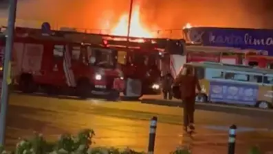 İstanbul'da balıkçı barınağı yangını: Dört restoran kül oldu