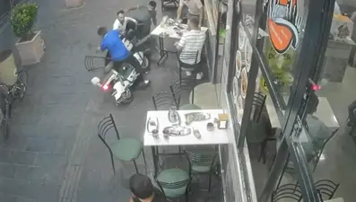 Elektrikli bisikletle yemek yiyenlerin arasına daldı