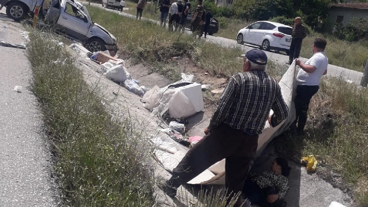 Kaza sonrası yaralıyı battaniye tutarak güneşten korudular