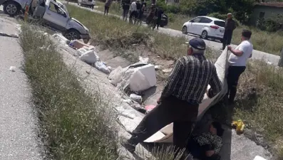 Kaza sonrası yaralıyı battaniye tutarak güneşten korudular