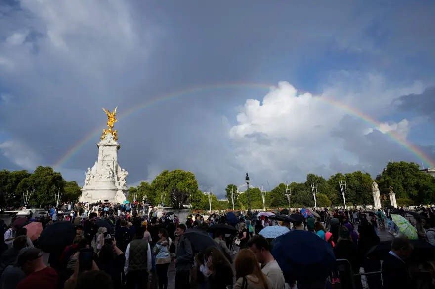 İngiltere'de yas: Halk Buckingham Sarayı'na akın etti 7