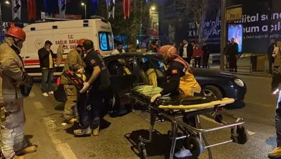 Kadıköy'de iki otomobil çarpıştı: 3 yaralı