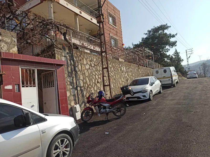 Depremzede yaşlı çifte maskeli hırsız şoku: Önce dövdüler sonra kolundaki bilezikleri çaldılar 1